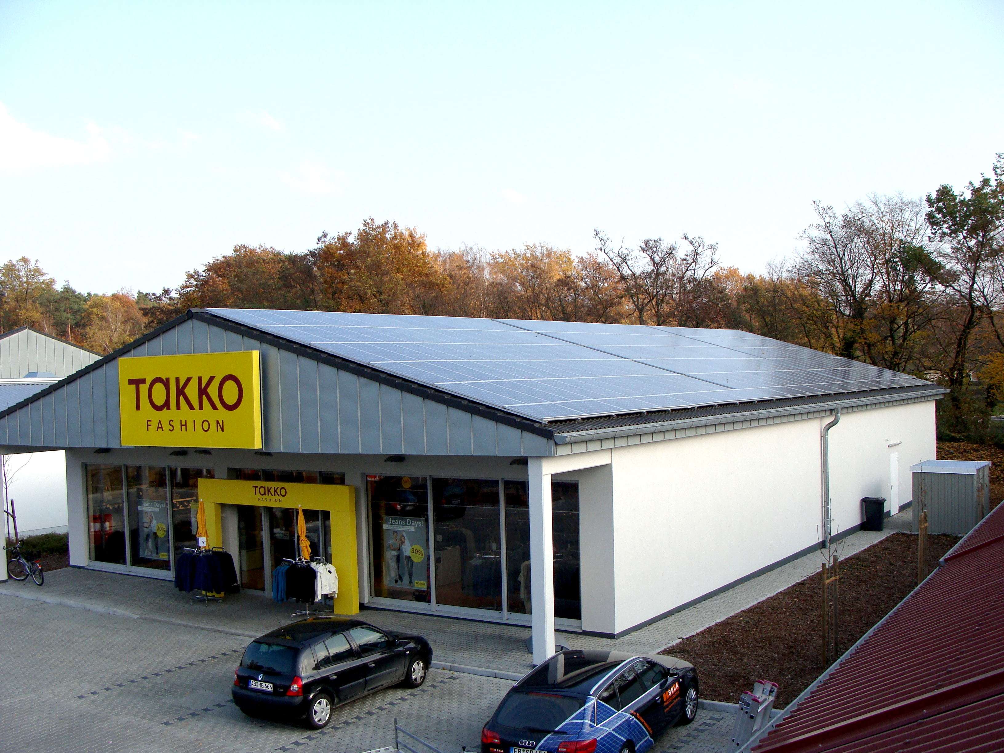 Takko Ladengeschäft mit Solar auf der kompletten Dachfläche